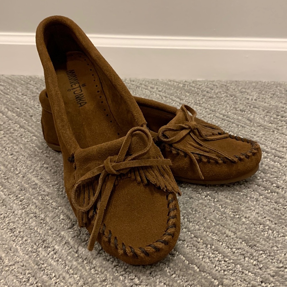 Minnetonka Kilty caramel brown suede moccasins Sz 7.5 Hard-sole slip ons EUC🍂🤎